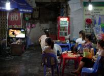 2012-07-04/Vietnam 0479 / Repas devant la télévision