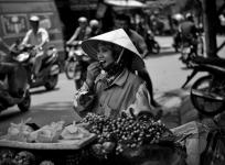 2012-07-05/Vietnam 0529 / Marchande de fruit